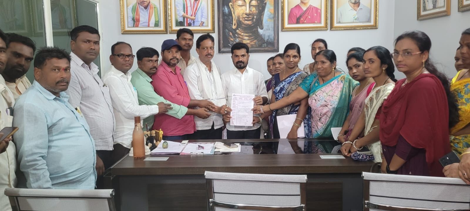 వివోఎ ల సమస్యల పరిష్కారానికి ఎమ్మెల్యేకు వినతి పత్రంసమస్యల పరిష్కారానికి కృషి చేస్తానని ఎమ్మెల్యే హామీ                                                                                        సమస్యల పరిష్కారానికి కృషి చేస్తానని ఎమ్మెల్యే హామీ               